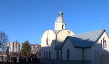 "Церква перетворилася на бізнес": український священик "віджав" храм і виставив прихожан за двері