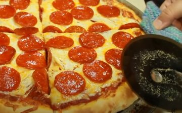 Працівник піцерії показав, як непомітно крадуть частину піци у клієнтів: відео