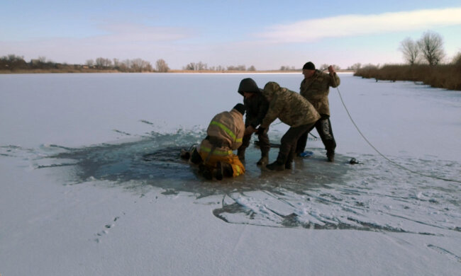 Мужчина нырнул в прорубь и не выплыл: товарищ снимал на видео