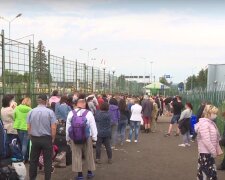 Украинцы штурмуют границу с Польшей: «Привет президенту, 3 826 гривен моя зарплата врача. Я не нужна Украине, мне страшно в...»