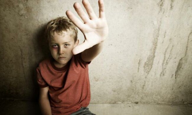 Воспитательница с «больной психикой» атаковала ребенка под Киевом: детали громкого скандала