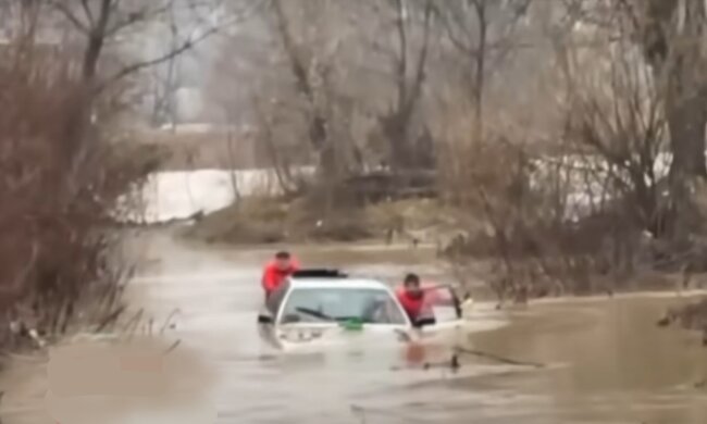 На Закарпатье вода отрезала от мира целые села, видео: "Такого никогда здесь не было"