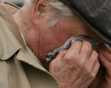 пенсионер плачет