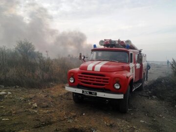 Днепровская свалка два дня не дает покоя пожарным (фото)