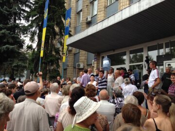 На Донбасі місцеві жителі протестували проти відключень води (фото)