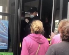 "У кожну маршрутку по поліцейському": у Харкові патрульні влаштували рейди в громадському транспорті, відео