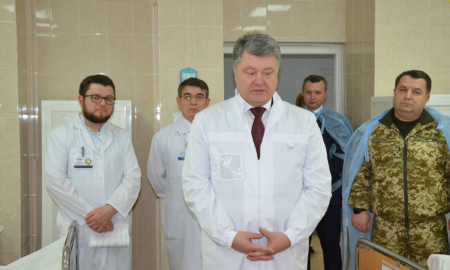 Порошенко, больница, халат
