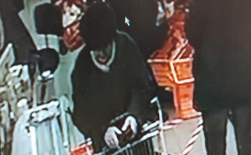 Злодійка залишила без копійки жінку прямо у дніпровському супермаркеті: фото кишенькової злодійки