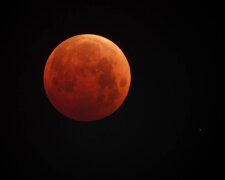 Лунное затмение: каким знакам Зодиака сегодня придется несладко