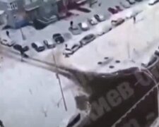 Киевляне выбросили елку с 12-го этажа, видео: "во дворе играли дети"