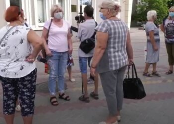 украинцы, на улице, в масках, лето, пенсионеры, пенсионерки, пенсии