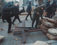 В центре Киева погром: кадры зачистки от ушанок и матрешек