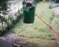 В Харькове парень выпал из кабины канатной дороги под колеса авто: момент попал на камеру