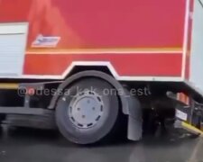 Авто коммунальщиков угодило в дорожную ловушку в Одессе: кадры происходящего