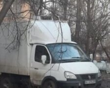 В Киеве наказание настигло наглого "героя парковки", фото: даже три авто не смогли его вытащить