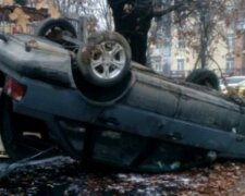 У Києві розгнівані перехожі перевернули авто на дах, кадри: "Стояло на тротуарі"