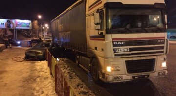 Водитель на фуре ударил иномарку, авто угодило под прицеп: кадры ДТП в Одессе