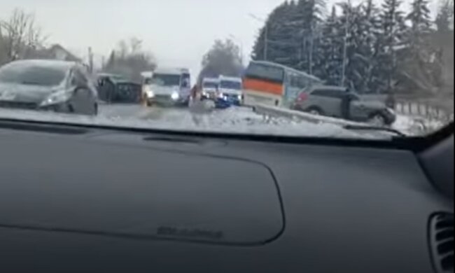 Зіткнулися автобус з людьми, бус та легковик: масштабна ДТП сталася на Волині, кадри