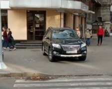 Автохамы устроили беспредел возле больницы в Харькове, кадры: "пастбище оленей"