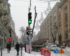 Комунальники перекрили рух у центрі Дніпра: до негоди додалася нова проблема