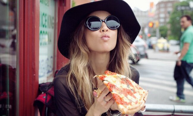 Девушка ест пиццу