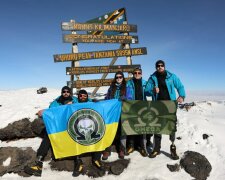 Прапор спецпідрозділу "Омега" замайорів на Кіліманджаро