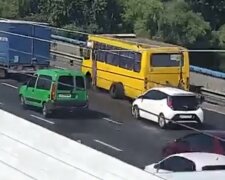 У Києві маршрутка втратила колеса на повному ходу, відео: "разом із задньою віссю"
