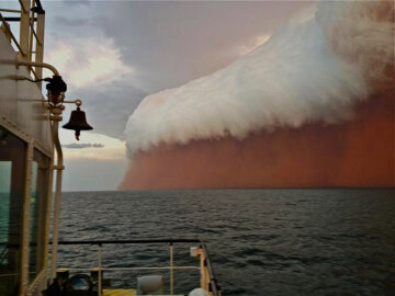 Image: TOPSHOTS-AUSTRALIA-WEATHER-CYCLONE