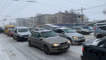 Дніпро застиг у заторах на двох берегах: кадри транспортного колапсу