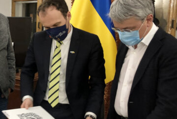 "Соромно, ще б котика приліпили": українцям показали яким буде новий Державний герб