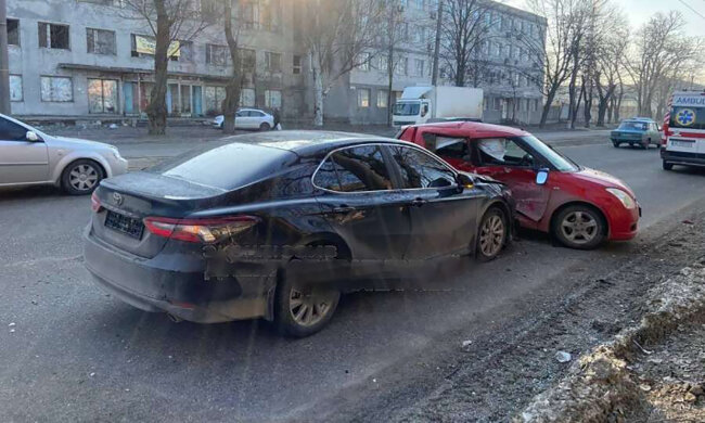 У Дніпрі авто з дітьми винесло на зустрічну смугу: кадри з місця ДТП