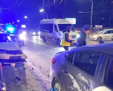 Потрійна ДТП на київській трасі, від удару авто розлетілися в різні боки: кадри аварії