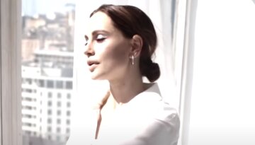 Украинская Анджелина Джоли в прозрачном боди соблазнительно растянулась на пианино: смелый снимок