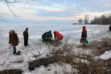 ЧП на Днепре: рыбаки «ушли под лед», спасатели ведут поиски