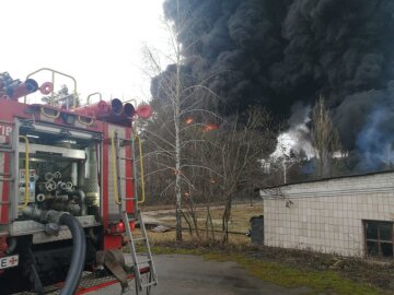 пожежа на нафтобазі в Чернігові чорний дим