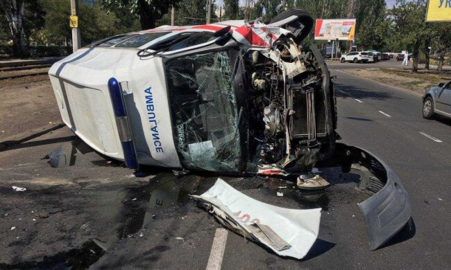 "Поспішали в лікарню": в Одесі перекинулася швидка, відео з місця ДТП