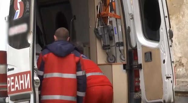 В Харькове агрессивный мужчина набросился на медиков: