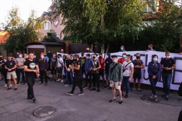 В Днепре Нацкорпус нагрянул к Геннадию Гуфману: «В депутатском кресле не нужен»