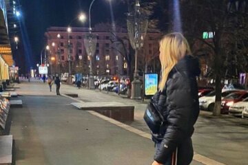 В центре Харькова девушка гуляла со львом, фото: "Обычное дело на площади Свободы"