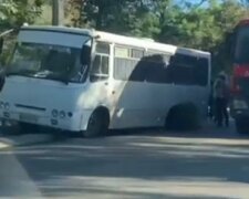 Одесская маршрутка "рассыпалась" на ходу, видео: "пассажирам пришлось добираться пешком"