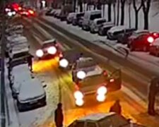 Біда трапилася з пішоходом у Києві через ожеледицю: момент потрапив на відео