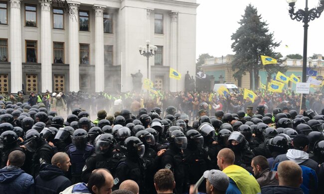 Это крик души: под Радой прорвали заграждения силовиков, начался бунт