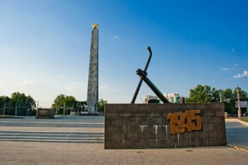 В Одессе осквернили мемориальные доски с именами Героев СССР на площади: фото последствий