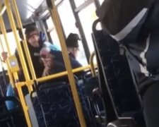 Літнього українця обікрали та побили в автобусі: пасажири дивилися і знімали на камери, кадри