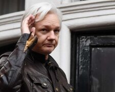 Засновника WikiLeaks Ассанжа посадили за ґрати: деталі вироку, фото з суду вражають