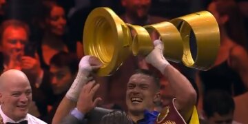 Усик два роки тому став абсолютним чемпіоном світу: відео легендарної перемоги над Гассієвим