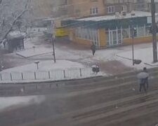 В Україні раптово почалися снігопади, мете як взимку: кадри негоди