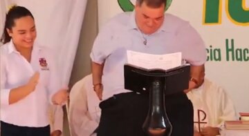 В Колумбии у мэра слетели штаны во время выступления
