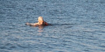 "У зятя кредит, а вона на моря": 60-річну жінку зацькували за бажання пожити для себе