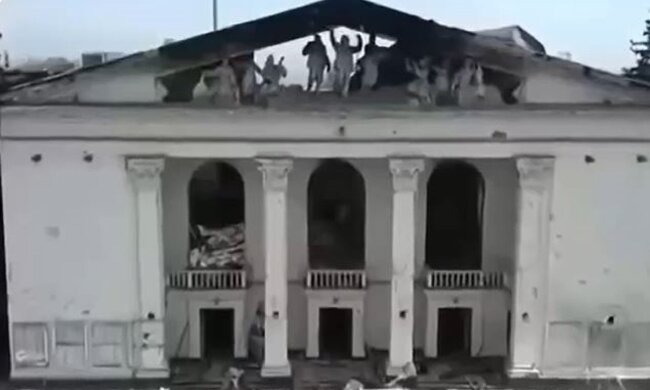 Уничтоженный драмтеатр Мариуполя удалось снять с дрона, от кадров стынет кровь: видео